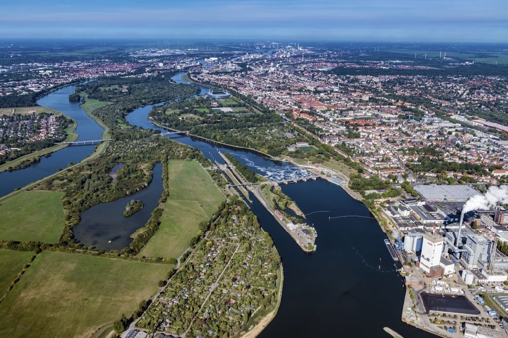 Bremen aus der Vogelperspektive: Staustufe am Ufer des Flußverlauf der Weser in Bremen, Deutschland