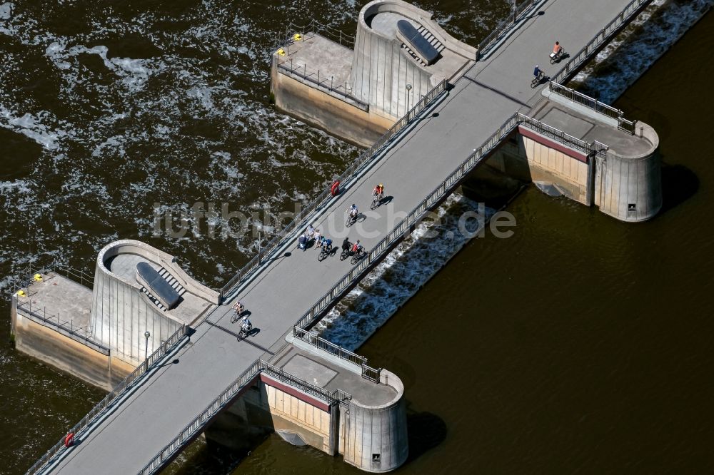 Luftbild Bremen - Staustufe am Ufer des Flußverlauf der Weser in Bremen, Deutschland