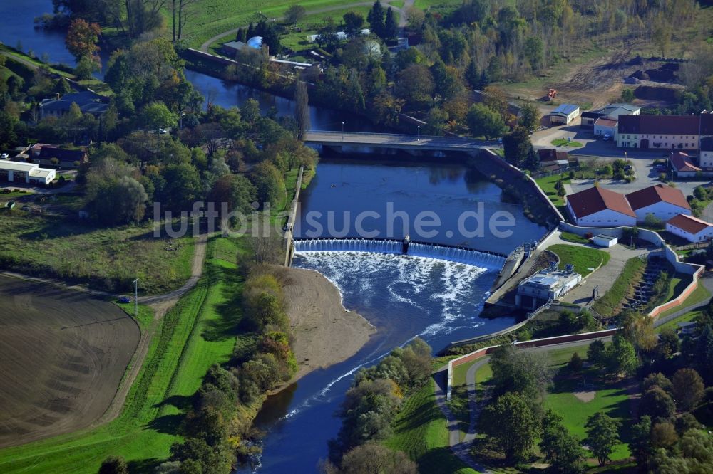 Raguhn aus der Vogelperspektive: Staustufe und Wasserwehr am Ufer der Mulde in Raguhn im Bundesland Sachsen-Anhalt