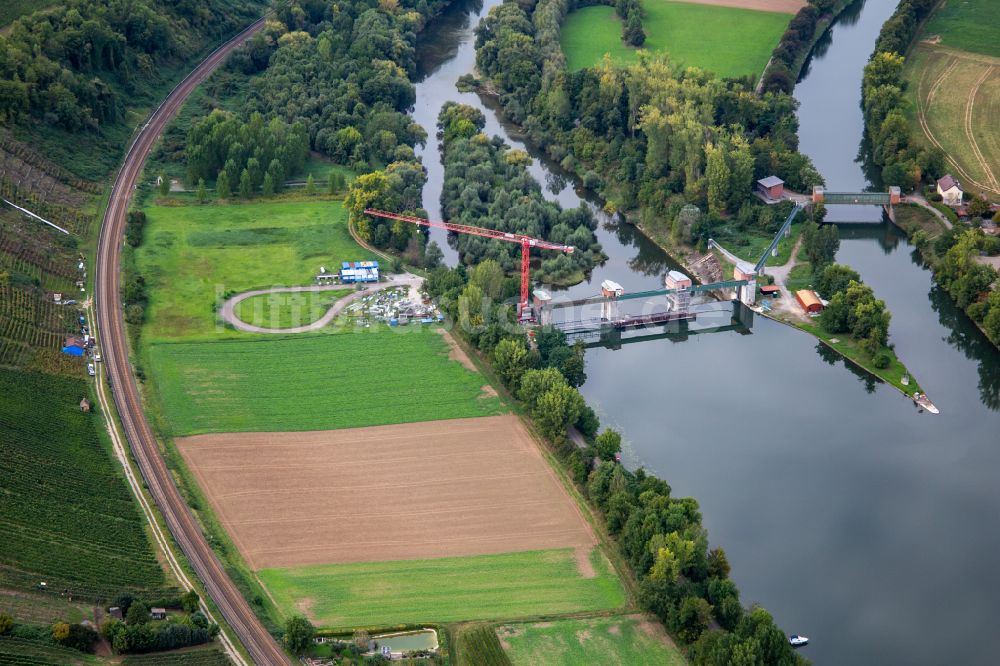 Luftbild Horkheim - Stauwehr Horkheim am Neckar am Ufer des Flußverlauf des Neckar in Horkheim im Bundesland Baden-Württemberg, Deutschland