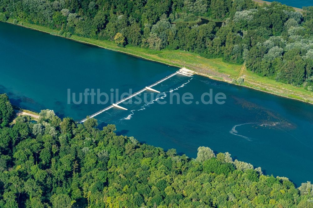 Rhinau aus der Vogelperspektive: Stauwehr am Ufer des Flußverlauf des Seiten Rheinarmes in Rhinau in Grand Est, Frankreich