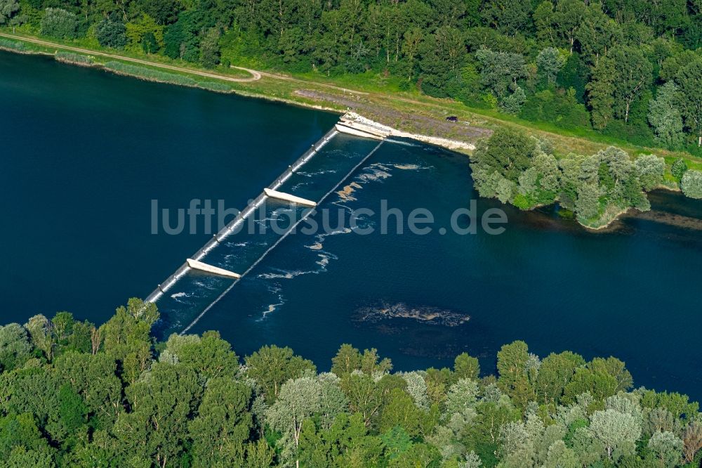 Luftbild Rhinau - Stauwehr am Ufer des Flußverlauf des Seiten Rheinarmes in Rhinau in Grand Est, Frankreich