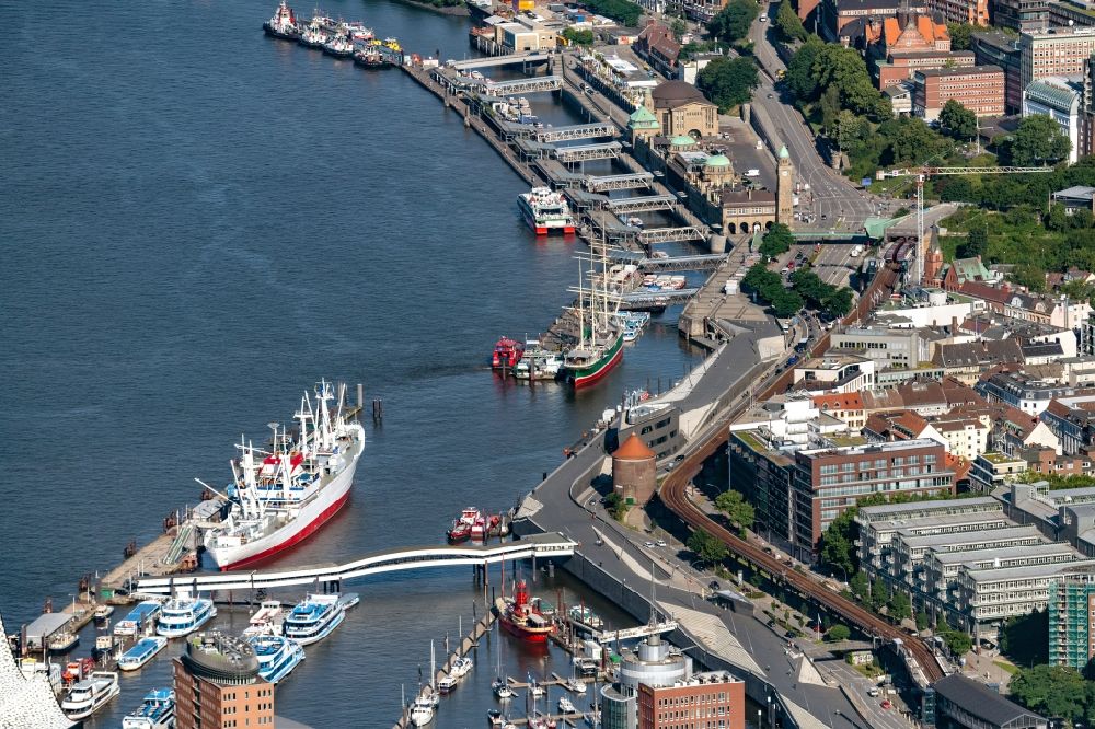 Hamburg von oben - Stückgutfrachter und Museumsschiff Cap San Diego am Ufer des Flußverlaufes der Elbe in Hamburg, Deutschland