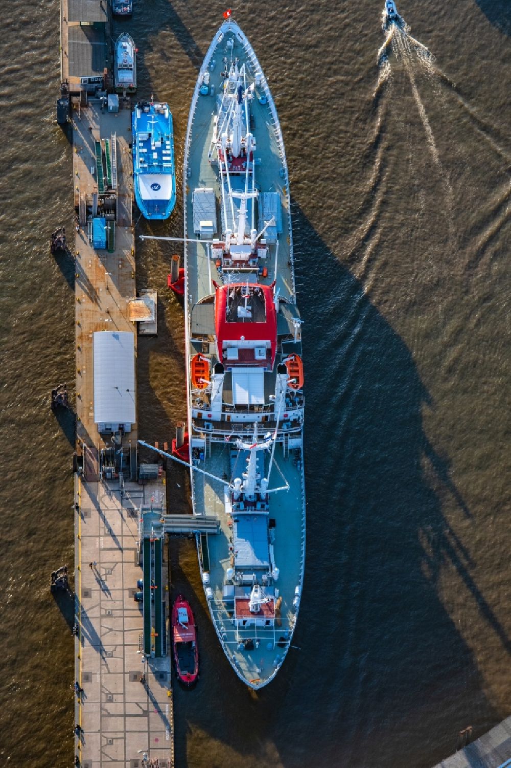Luftbild Hamburg - Stückgutfrachter und Museumsschiff Cap San Diego am Ufer des Flußverlaufes der Elbe in Hamburg, Deutschland