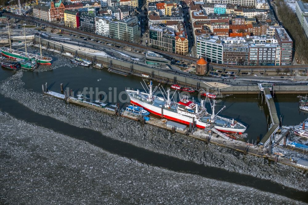 Luftaufnahme Hamburg - Stückgutfrachter und Museumsschiff Cap San Diego am Ufer des Flußverlaufes der Elbe in Hamburg, Deutschland