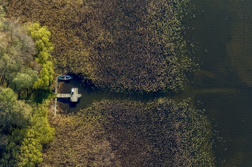 Rheinsberg aus der Vogelperspektive: Steg mit Ruderboot - Schiffsanleger am Großer Rheinsberger See in Rheinsberg in Brandenburg