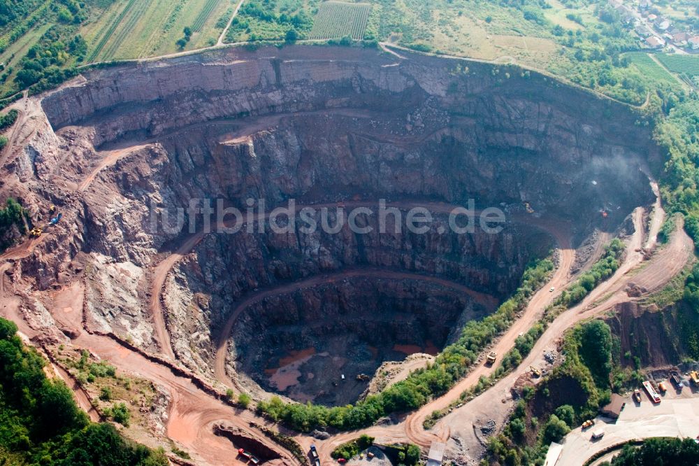 Luftbild Albersweiler - Steinbruch der Basalt-Actien-Gesellschaft neben der Ortschaft in Albersweiler im Bundesland Rheinland-Pfalz