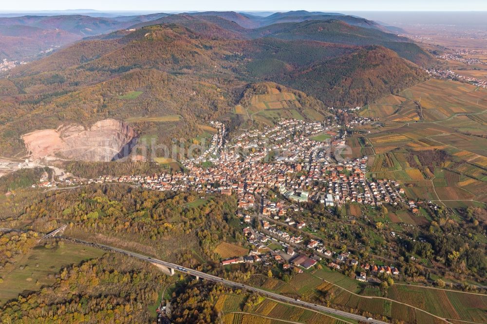 Luftaufnahme Albersweiler - Steinbruch der Basalt-Actien-Gesellschaft neben der Ortschaft in Albersweiler im Bundesland Rheinland-Pfalz