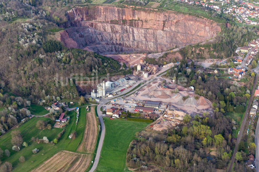 Luftaufnahme Albersweiler - Steinbruch der Basalt-Actien-Gesellschaft neben der Ortschaft in Albersweiler im Bundesland Rheinland-Pfalz