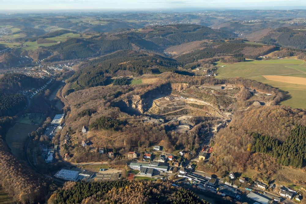 Lüdenscheid aus der Vogelperspektive: Steinbruch und die Deponie Lösenbach in Lüdenscheid im Bundesland Nordrhein-Westfalen, Deutschland