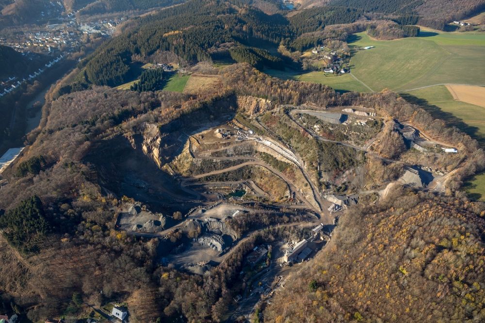 Luftaufnahme Lüdenscheid - Steinbruch und die Deponie Lösenbach in Lüdenscheid im Bundesland Nordrhein-Westfalen, Deutschland