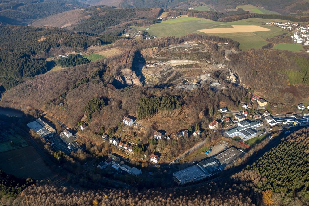 Lüdenscheid von oben - Steinbruch und die Deponie Lösenbach in Lüdenscheid im Bundesland Nordrhein-Westfalen, Deutschland