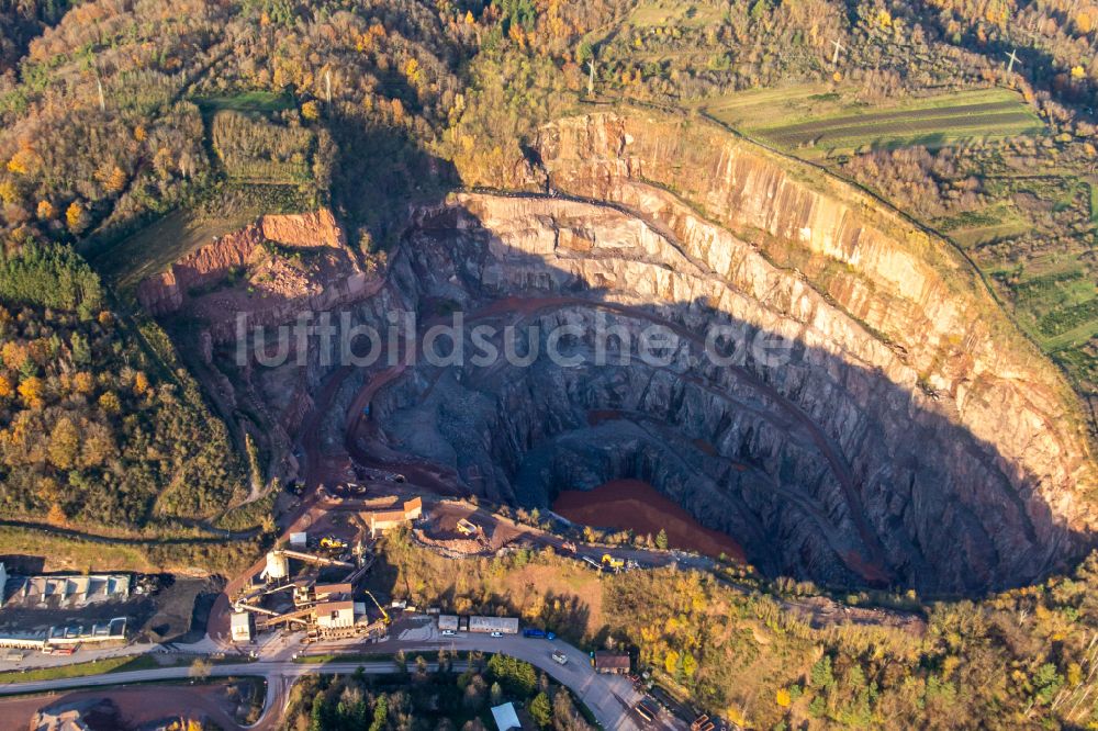 Luftbild Albersweiler - Steinbruch zum Abbau von Basalt der Basalt-Actien-Gesellschaft in Albersweiler im Bundesland Rheinland-Pfalz