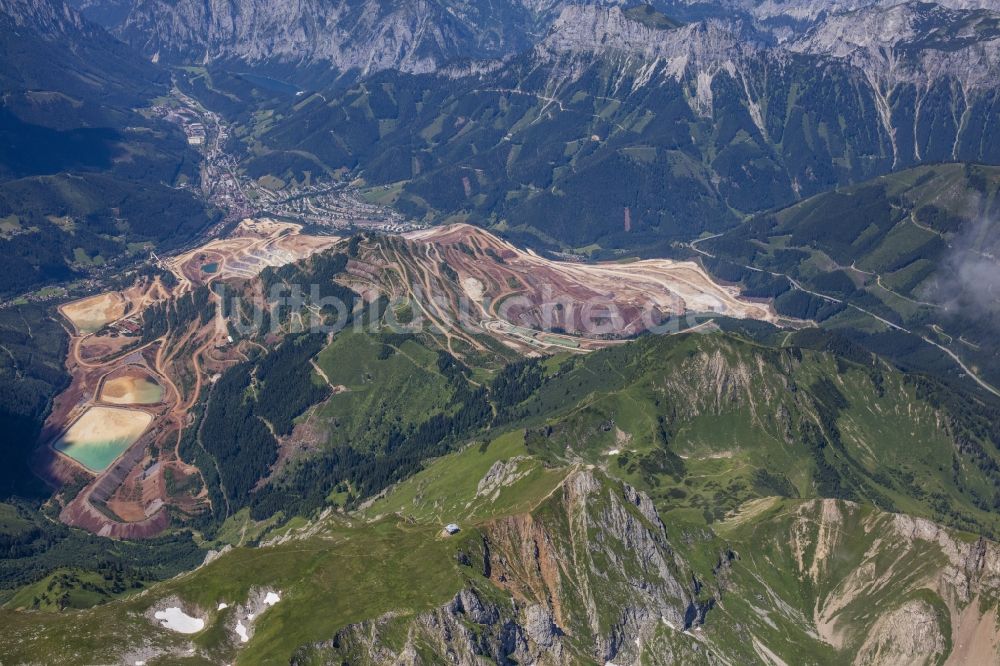 Eisenerz aus der Vogelperspektive: Steinbruch zum Abbau von Eisenerz in Eisenerz in Steiermark, Österreich