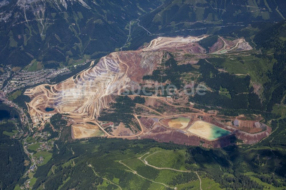 Eisenerz von oben - Steinbruch zum Abbau von Eisenerz in Eisenerz in Steiermark, Österreich