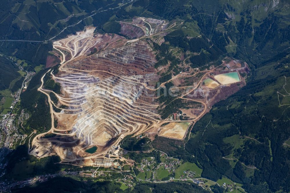 Luftaufnahme Eisenerz - Steinbruch zum Abbau von Eisenerz in Eisenerz in Steiermark, Österreich