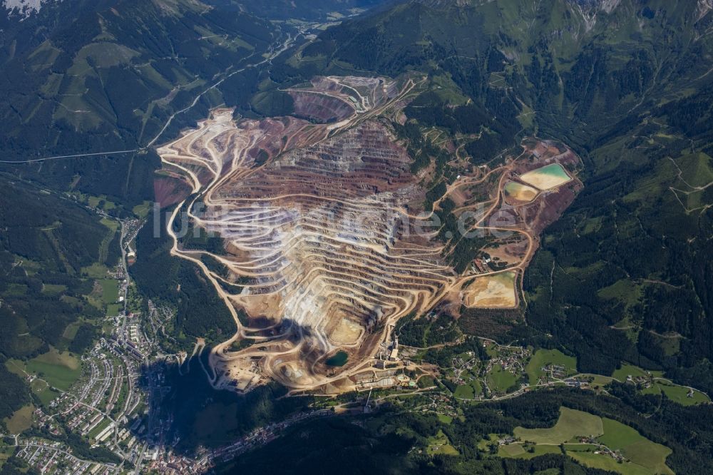 Eisenerz von oben - Steinbruch zum Abbau von Eisenerz in Eisenerz in Steiermark, Österreich