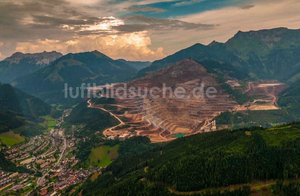 Luftaufnahme Eisenerz - Steinbruch zum Abbau von Eisenerz in Eisenerz in Steiermark, Österreich