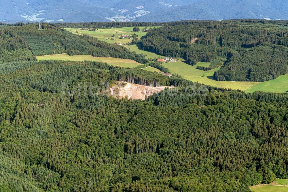 Freiamt aus der Vogelperspektive: Steinbruch zum Abbau von für Buntsandstein in Freiamt im Bundesland Baden-Württemberg, Deutschland