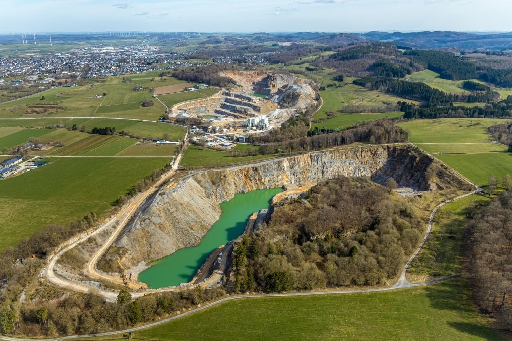 Brilon aus der Vogelperspektive: Steinbruch zum Abbau von Granit in Brilon im Bundesland Nordrhein-Westfalen, Deutschland