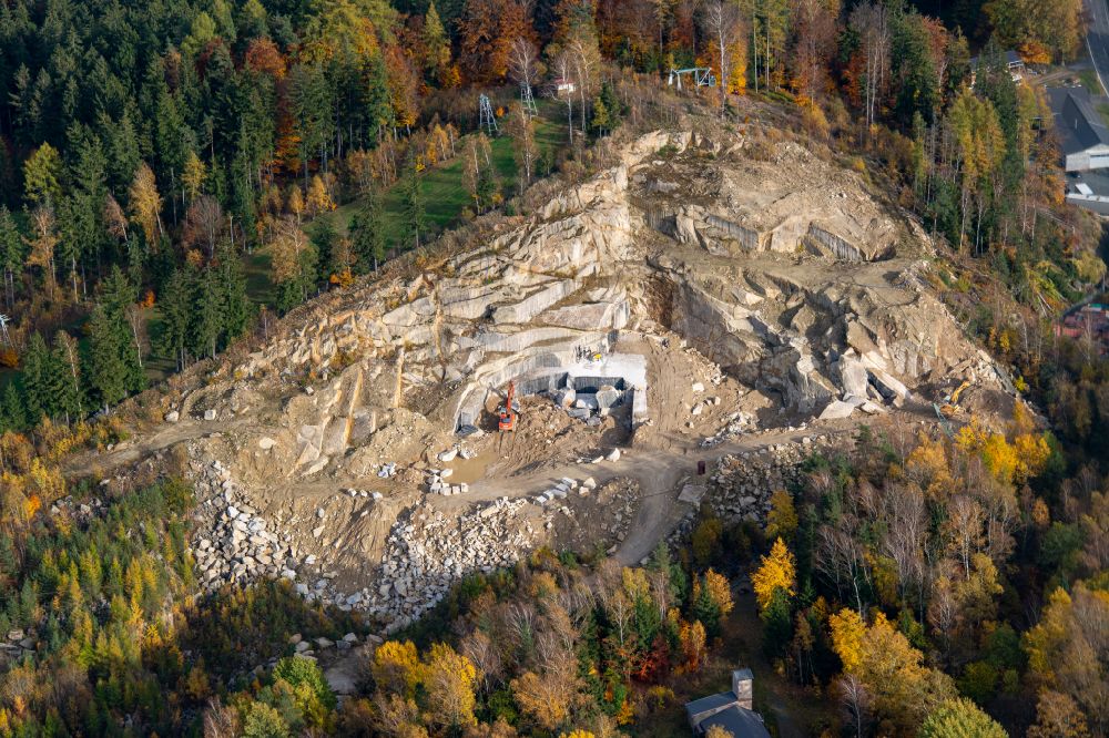 Flossenbürg von oben - Steinbruch zum Abbau von Granit in Flossenbürg im Bundesland Bayern, Deutschland