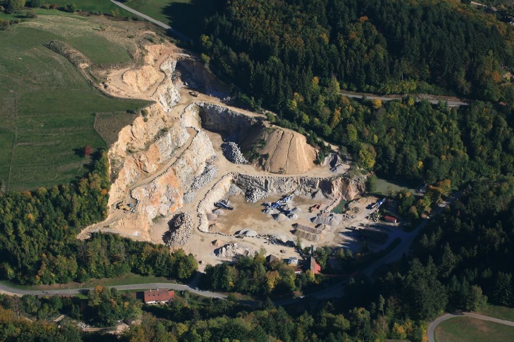 Malsburg-Marzell aus der Vogelperspektive: Steinbruch zum Abbau von Granit in Malsburg-Marzell im Bundesland Baden-Württemberg, Deutschland