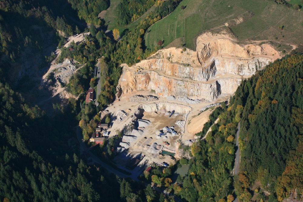 Malsburg-Marzell aus der Vogelperspektive: Steinbruch zum Abbau von Granit in Malsburg-Marzell im Bundesland Baden-Württemberg, Deutschland
