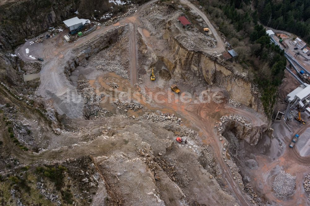Seebach aus der Vogelperspektive: Steinbruch zum Abbau von Granit in Seebach im Bundesland Baden-Württemberg, Deutschland