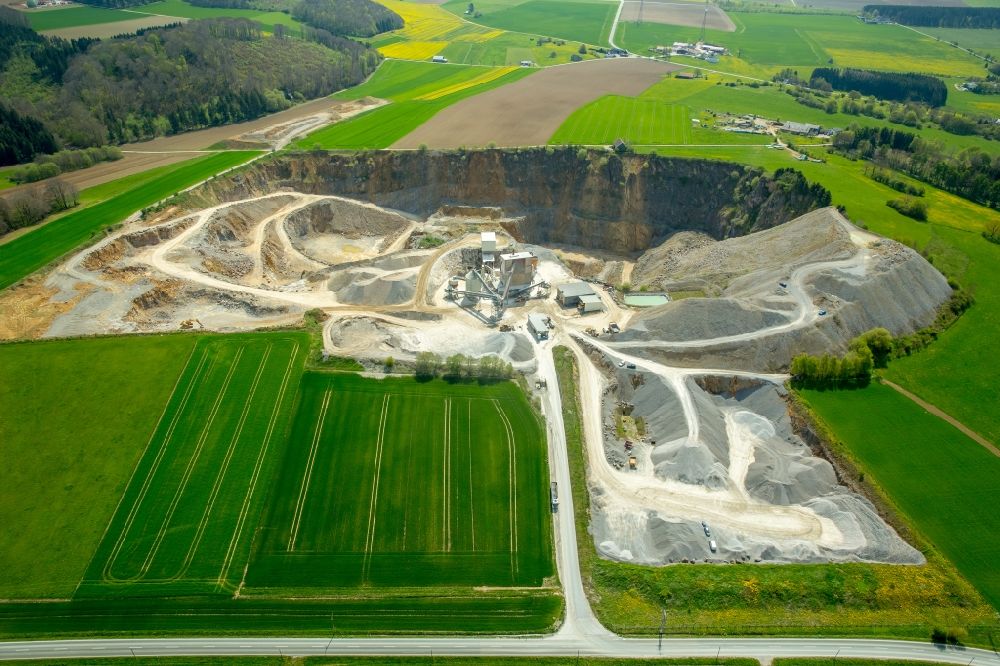 Luftbild Thülen - Steinbruch zum Abbau von Hartkalkstein im Schotterwerk Thülen in Thülen im Bundesland Nordrhein-Westfalen, Deutschland