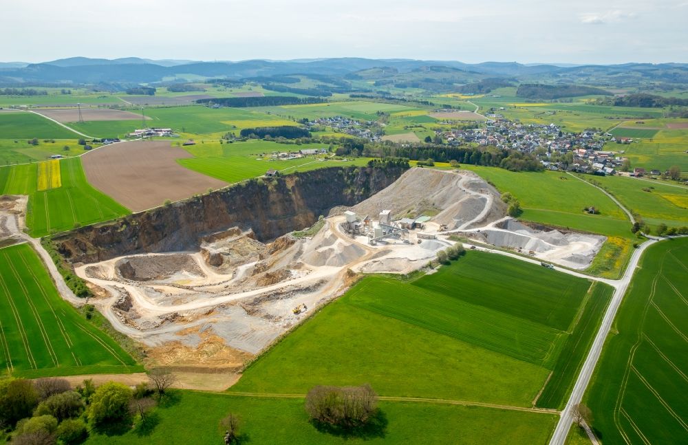 Luftaufnahme Thülen - Steinbruch zum Abbau von Hartkalkstein im Schotterwerk Thülen in Thülen im Bundesland Nordrhein-Westfalen, Deutschland