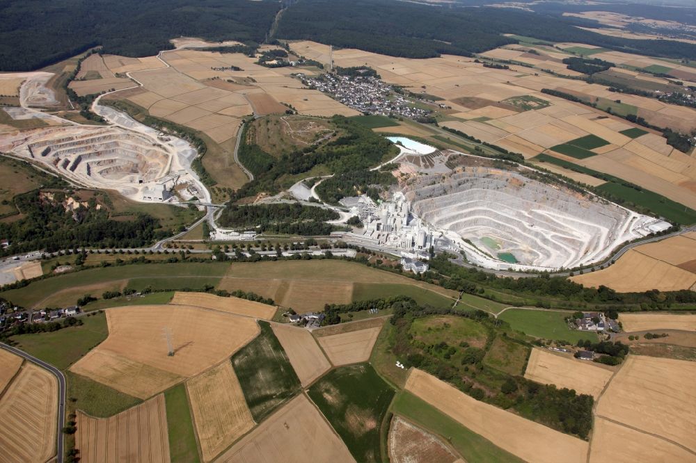 Hahnstätten aus der Vogelperspektive: Steinbruch zum Abbau von Kalk in Hahnstätten im Bundesland Rheinland-Pfalz, Deutschland