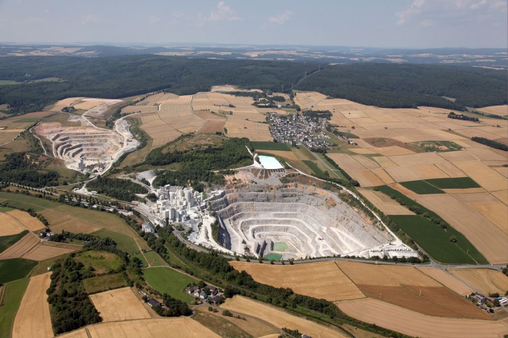 Luftaufnahme Hahnstätten - Steinbruch zum Abbau von Kalk in Hahnstätten im Bundesland Rheinland-Pfalz, Deutschland