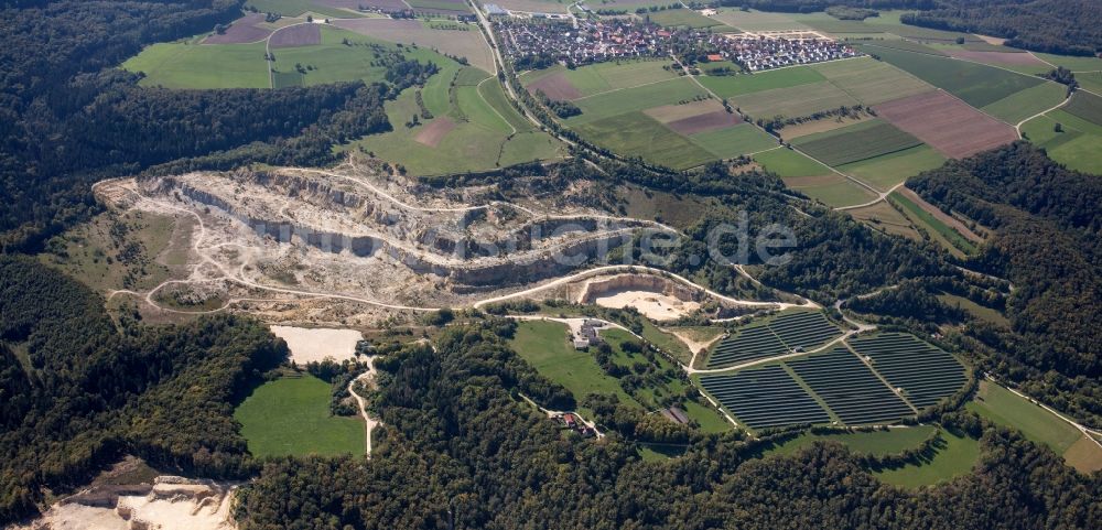 Luftaufnahme Blaubeuren - Steinbruch zum Abbau von Kalk im Ortsteil Gerhausen in Blaubeuren im Bundesland Baden-Württemberg