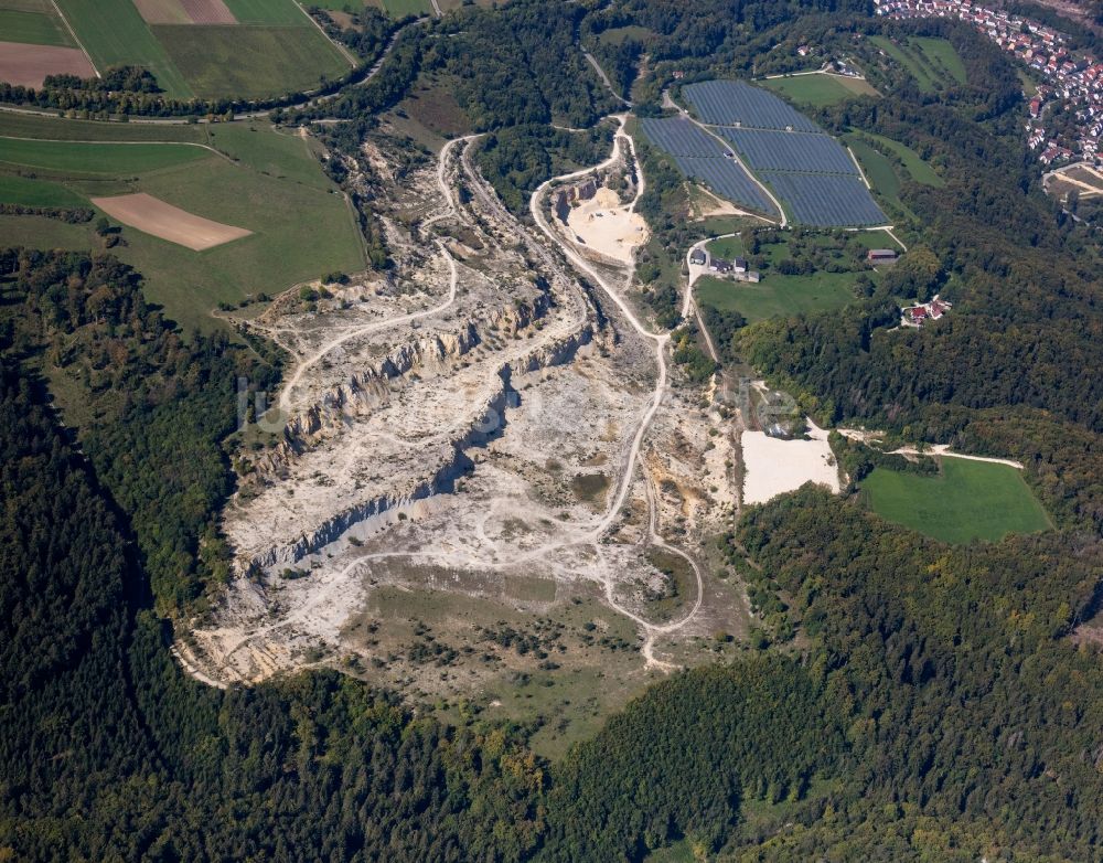 Blaubeuren von oben - Steinbruch zum Abbau von Kalk im Ortsteil Gerhausen in Blaubeuren im Bundesland Baden-Württemberg
