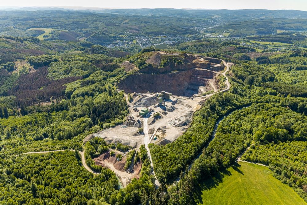 Luftaufnahme Arnsberg - Steinbruch zum Abbau von Kalkstein in Arnsberg im Bundesland Nordrhein-Westfalen, Deutschland