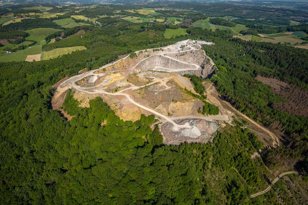 Arnsberg aus der Vogelperspektive: Steinbruch zum Abbau von Kalkstein in Arnsberg im Bundesland Nordrhein-Westfalen, Deutschland