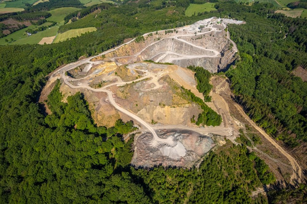 Luftbild Arnsberg - Steinbruch zum Abbau von Kalkstein in Arnsberg im Bundesland Nordrhein-Westfalen, Deutschland