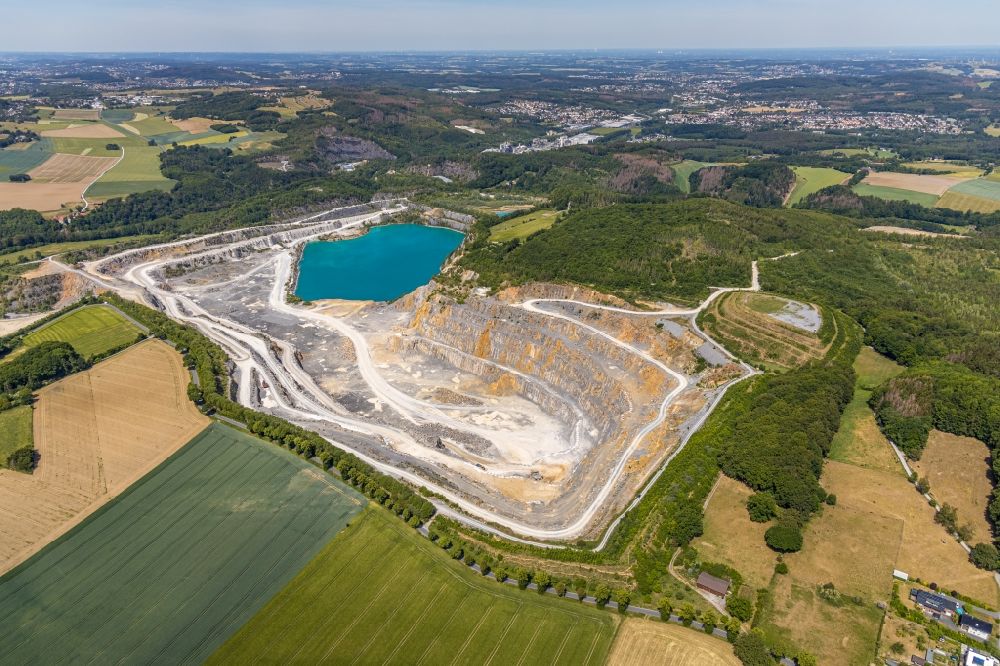 Eisborn von oben - Steinbruch zum Abbau von Kalkstein in Eisborn im Bundesland Nordrhein-Westfalen, Deutschland