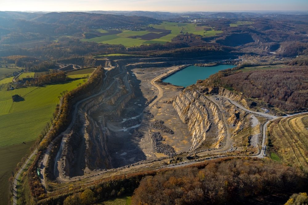 Luftbild Eisborn - Steinbruch zum Abbau von Kalkstein in Eisborn im Bundesland Nordrhein-Westfalen, Deutschland