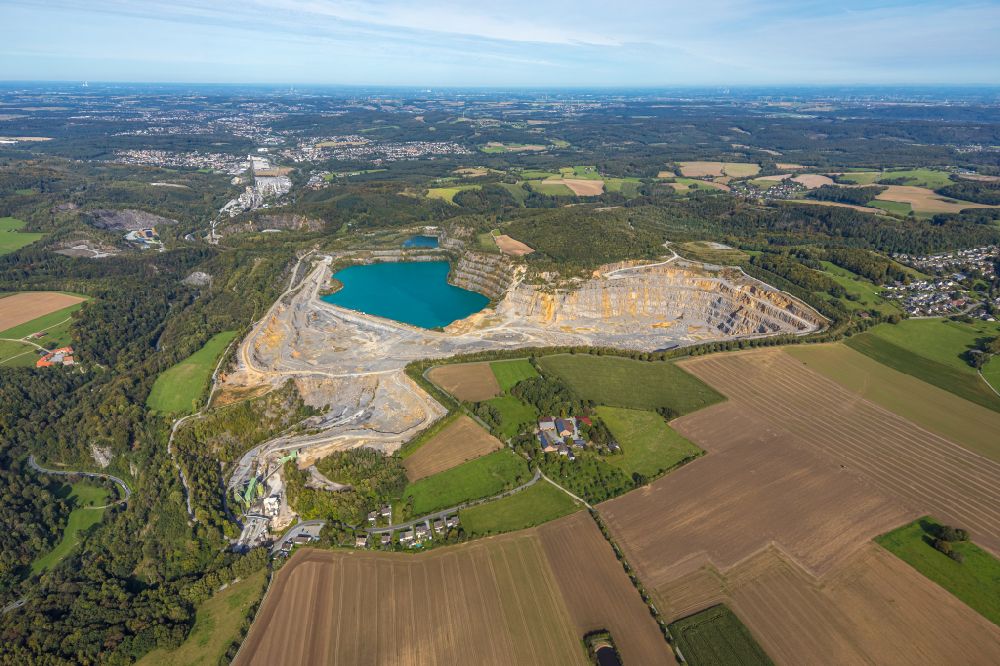 Luftaufnahme Eisborn - Steinbruch zum Abbau von Kalkstein in Eisborn im Bundesland Nordrhein-Westfalen, Deutschland