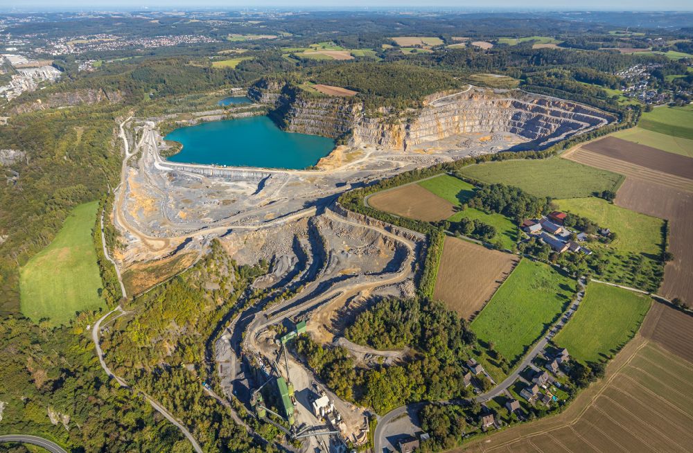 Luftbild Eisborn - Steinbruch zum Abbau von Kalkstein in Eisborn im Bundesland Nordrhein-Westfalen, Deutschland