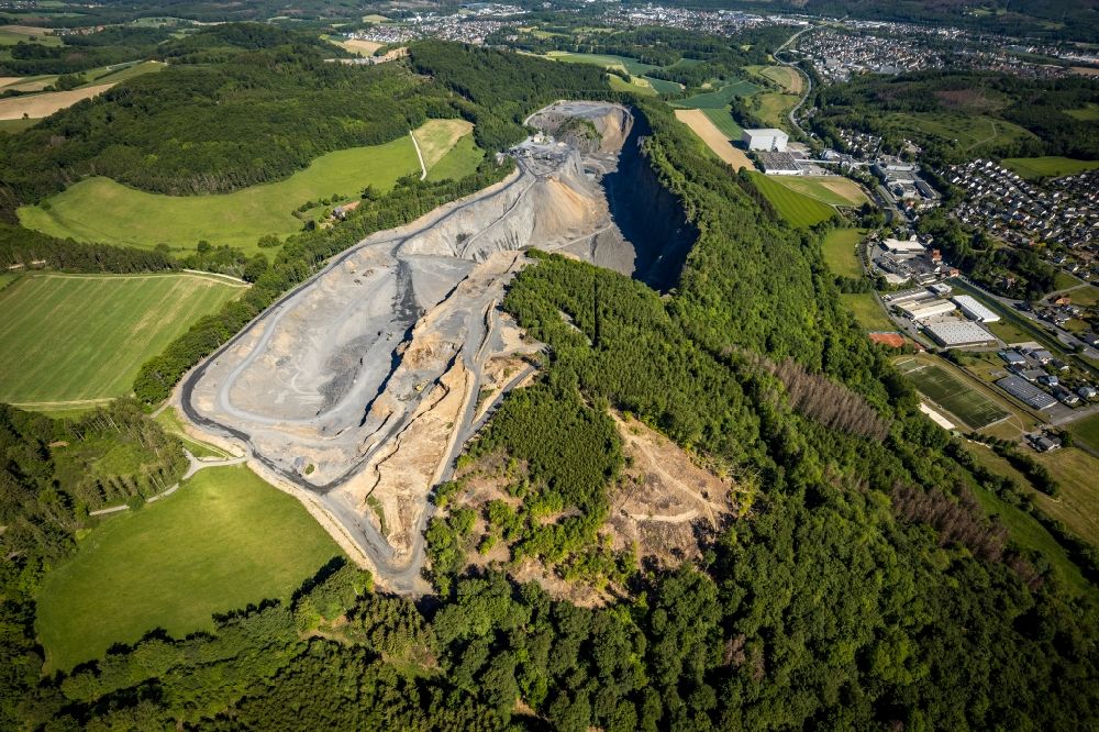 Luftbild Arnsberg - Steinbruch zum Abbau von Kalkstein im Ortsteil Müschede in Arnsberg im Bundesland Nordrhein-Westfalen, Deutschland