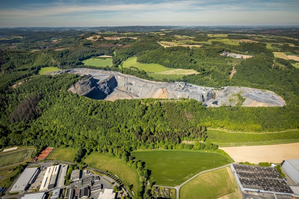 Luftaufnahme Arnsberg - Steinbruch zum Abbau von Kalkstein im Ortsteil Müschede in Arnsberg im Bundesland Nordrhein-Westfalen, Deutschland