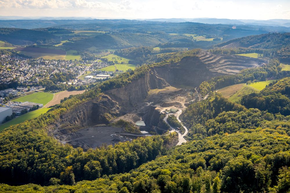 Luftaufnahme Arnsberg - Steinbruch zum Abbau von Kalkstein im Ortsteil Müschede in Arnsberg im Bundesland Nordrhein-Westfalen, Deutschland