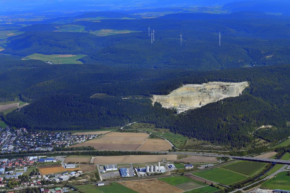 Luftbild Geisingen - Steinbruch zum Abbau von Kalkstein und Schotter in der Landschaft um Geisingen im Bundesland Baden-Württemberg, Deutschland
