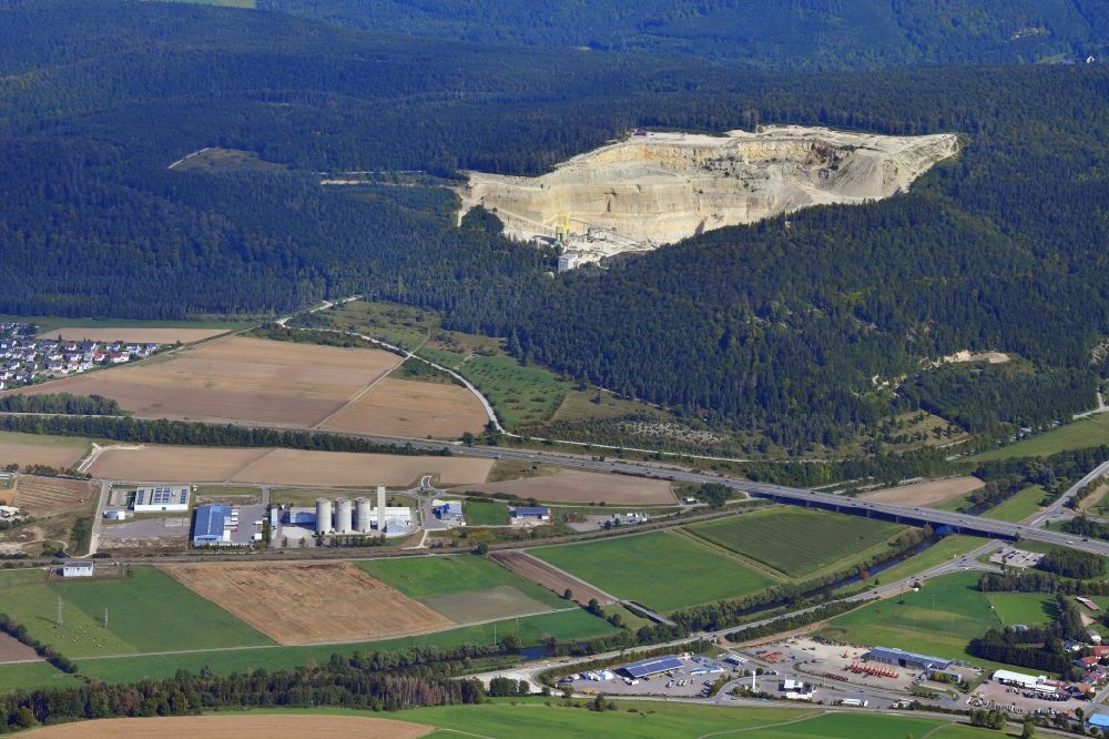 Luftaufnahme Geisingen - Steinbruch zum Abbau von Kalkstein und Schotter in der Landschaft um Geisingen im Bundesland Baden-Württemberg, Deutschland