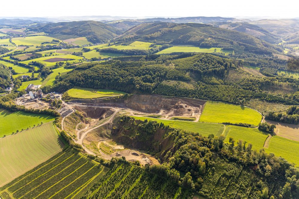 Luftaufnahme Westenfeld - Steinbruch zum Abbau von Kalkstein in Westenfeld im Bundesland Nordrhein-Westfalen, Deutschland
