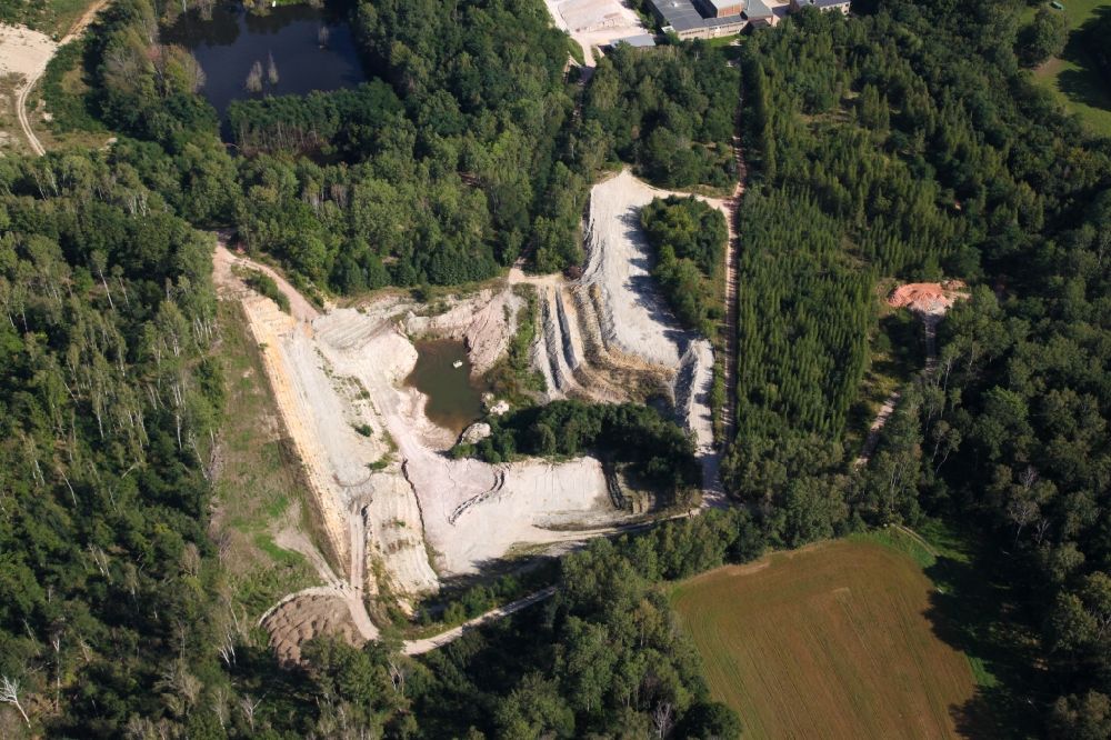 Luftaufnahme Radeburg - Steinbruch zum Abbau von Kaolin und Tonmineralen zur Herstellung von Schamotten in Radeburg im Bundesland Sachsen, Deutschland