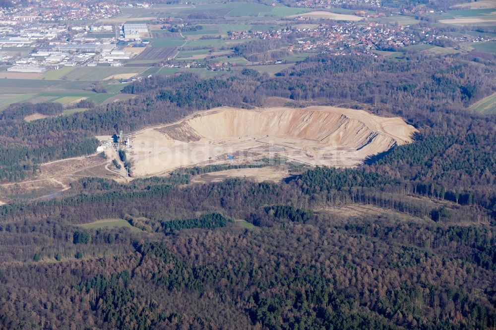 Rinteln von oben - Steinbruch zum Abbau von Kies in Rinteln im Bundesland Niedersachsen, Deutschland