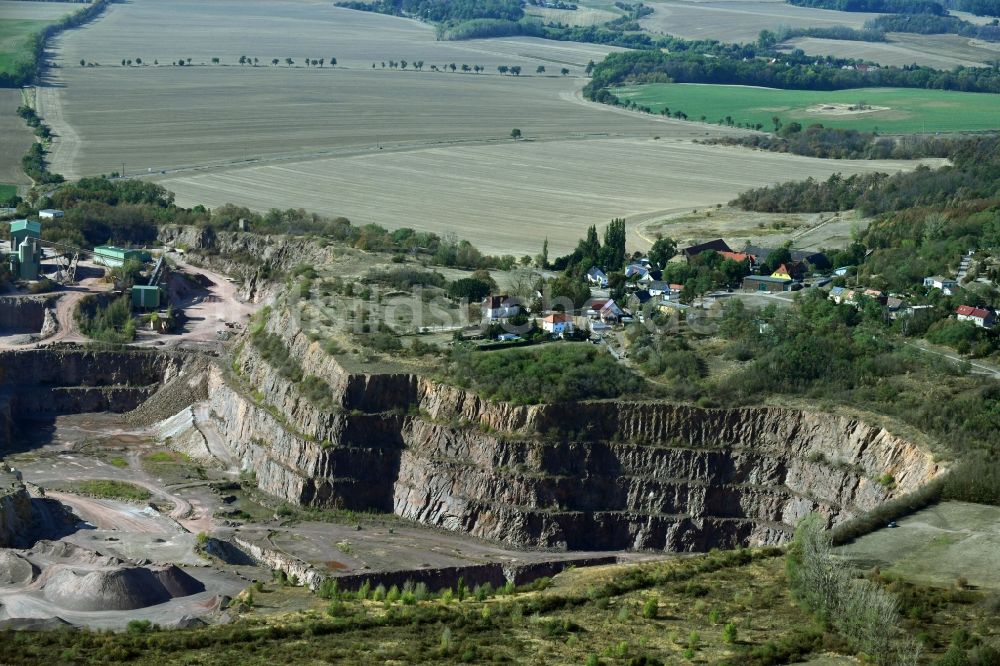 Luftbild Petersberg - Steinbruch zum Abbau von Quarzporphyr im Ortsteil Krosigk in Petersberg im Bundesland Sachsen-Anhalt, Deutschland